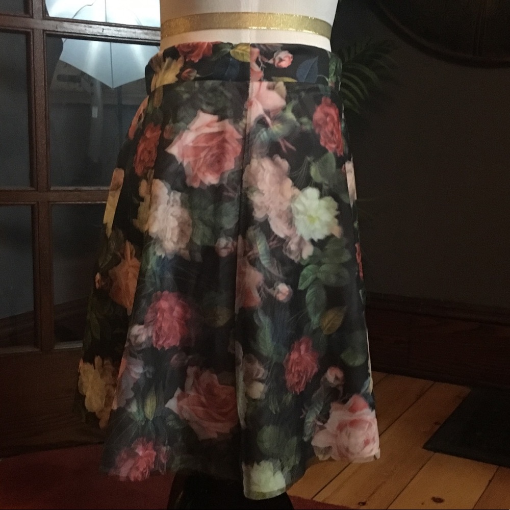 Floral Mini Skirt - Picture 2 of 4